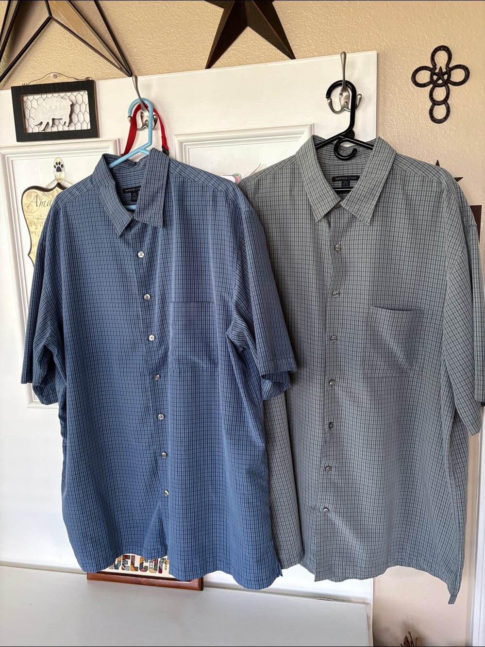 Lot of TWO (2XLT) Van Heusen Short-Sleeve Button-Down Shirts